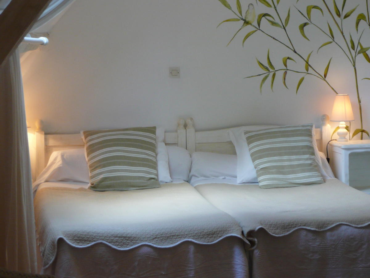 Manoir De Bois En Ardres Bed & Breakfast Room photo